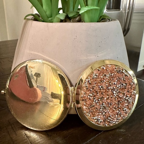 NEW!! Glam Compact Mirror - Picture 3 of 12